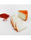 Comprar queso semi-curado de cabra con pimentón de la Vera de "La quesera de la Vera" en Hermanos Hoyos.