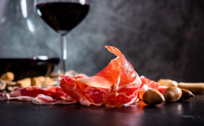 Maridajes perfectos: Vinos que realzan el sabor del jamón ibérico